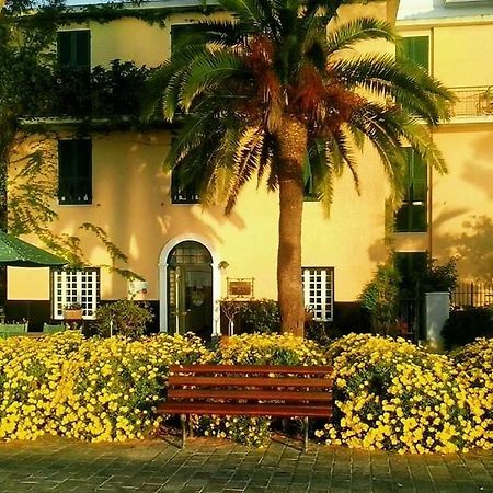Hotel Beau Rivage Alassio Bagian luar foto