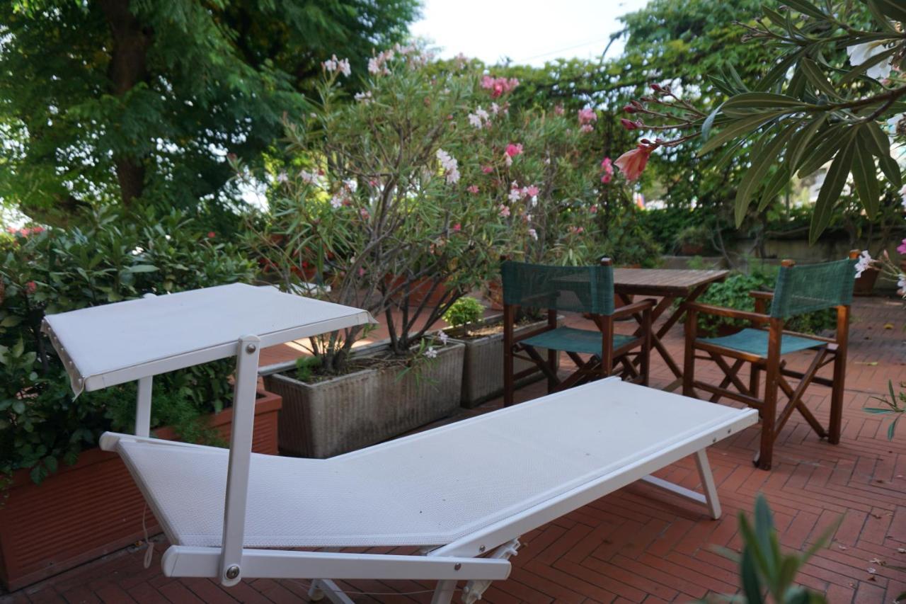 Hotel Beau Rivage Alassio Bagian luar foto