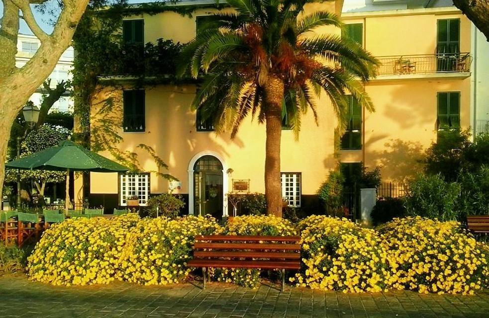 Hotel Beau Rivage Alassio Bagian luar foto