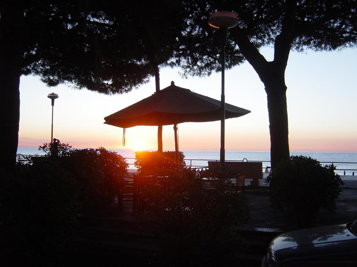 Hotel Beau Rivage Alassio Bagian luar foto