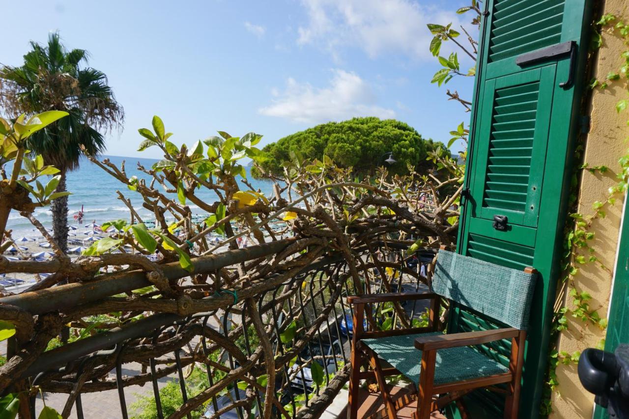 Hotel Beau Rivage Alassio Bagian luar foto