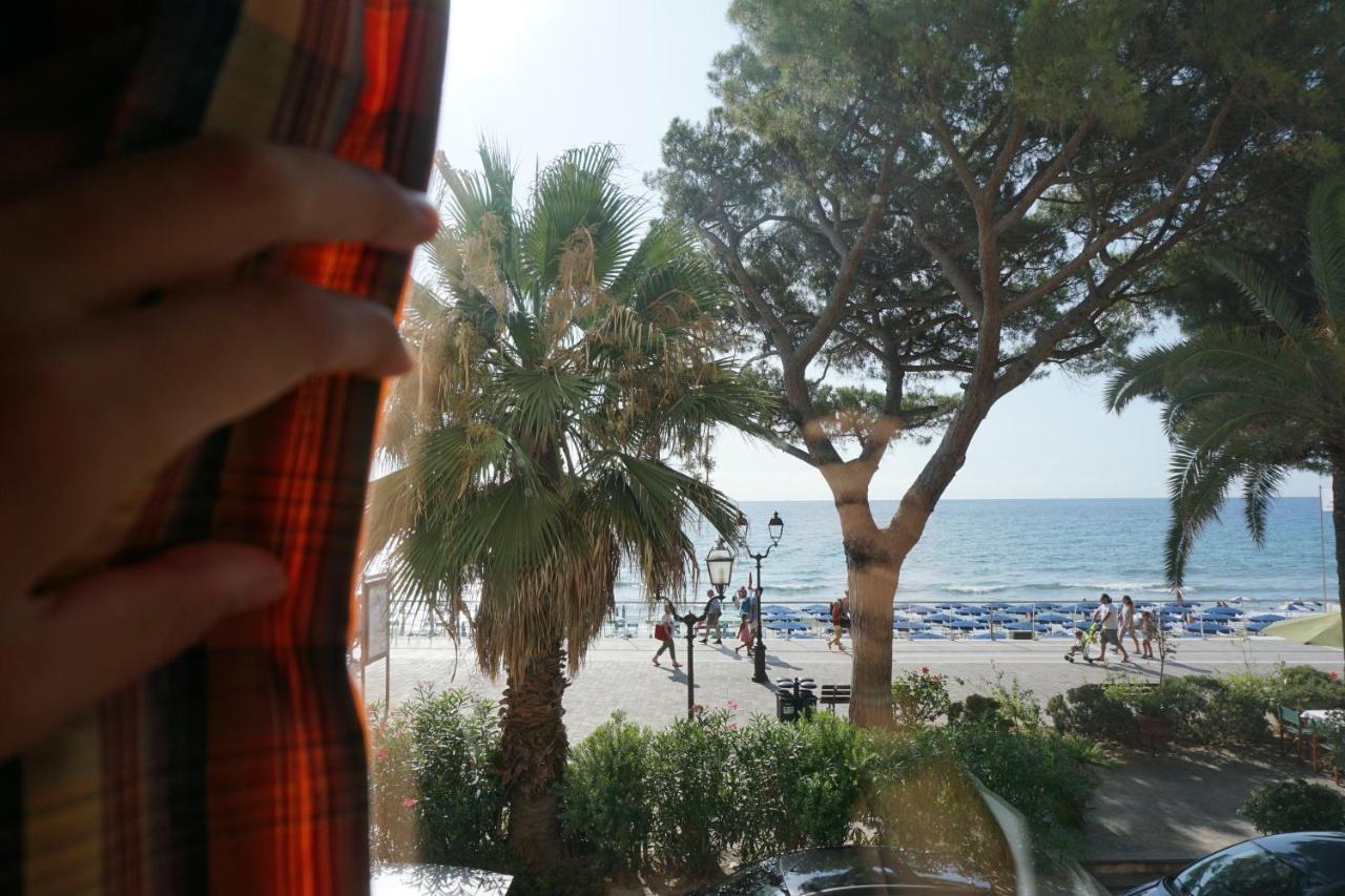 Hotel Beau Rivage Alassio Bagian luar foto
