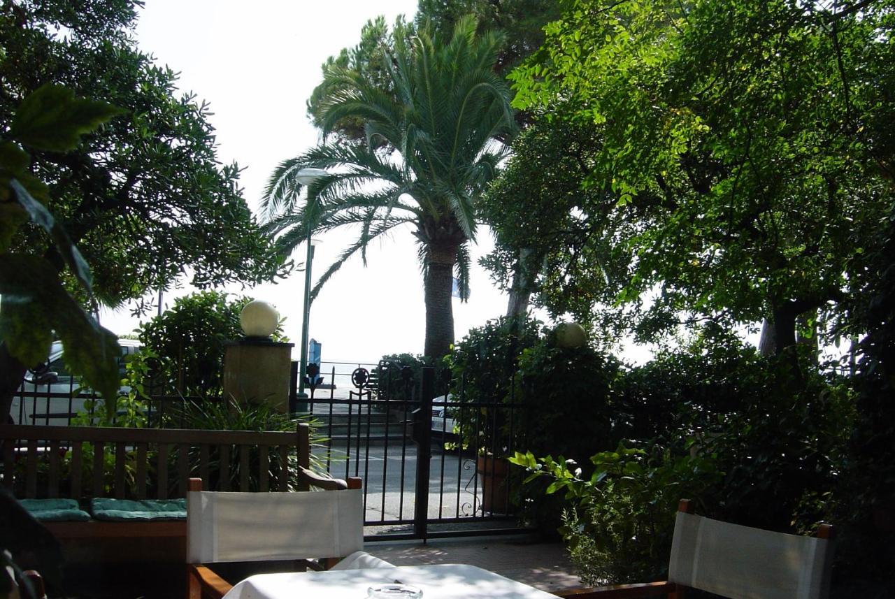 Hotel Beau Rivage Alassio Bagian luar foto