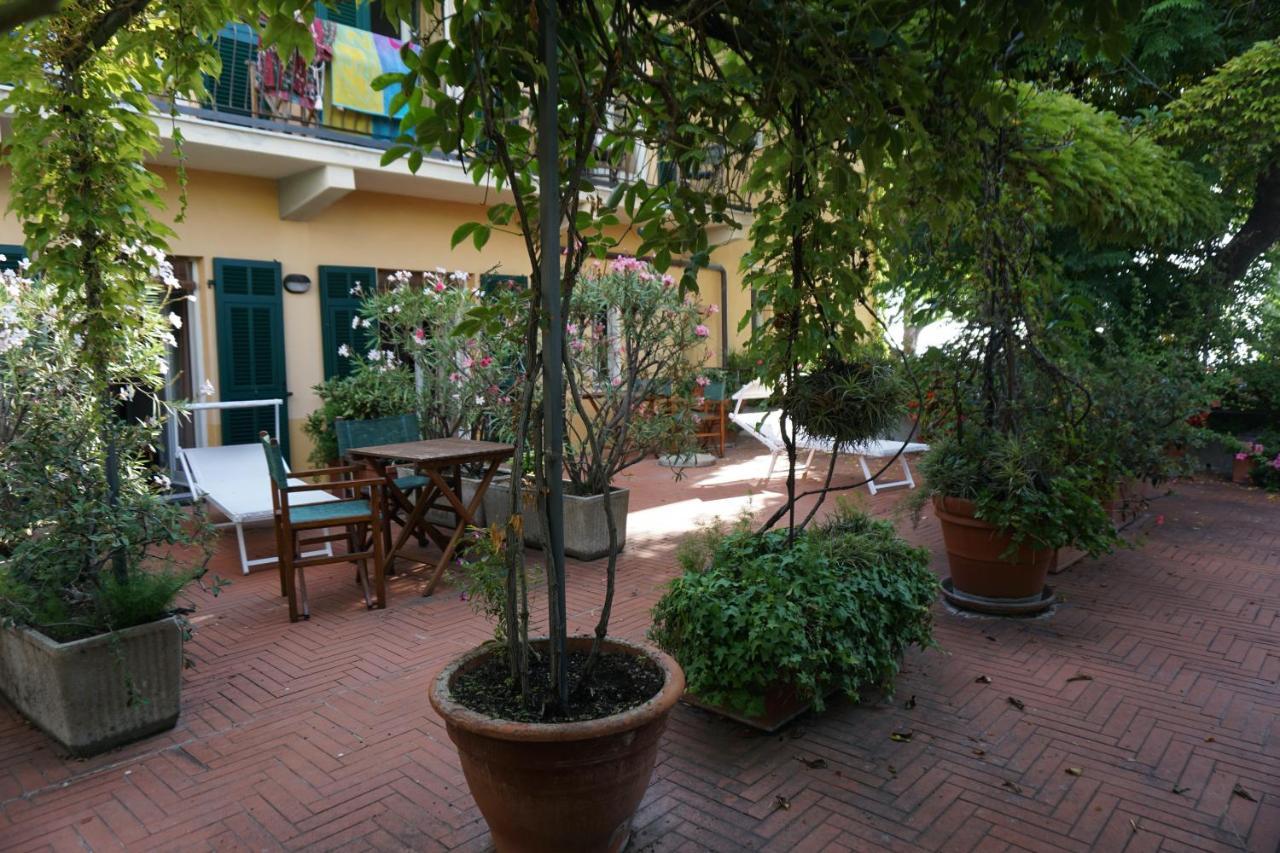Hotel Beau Rivage Alassio Bagian luar foto