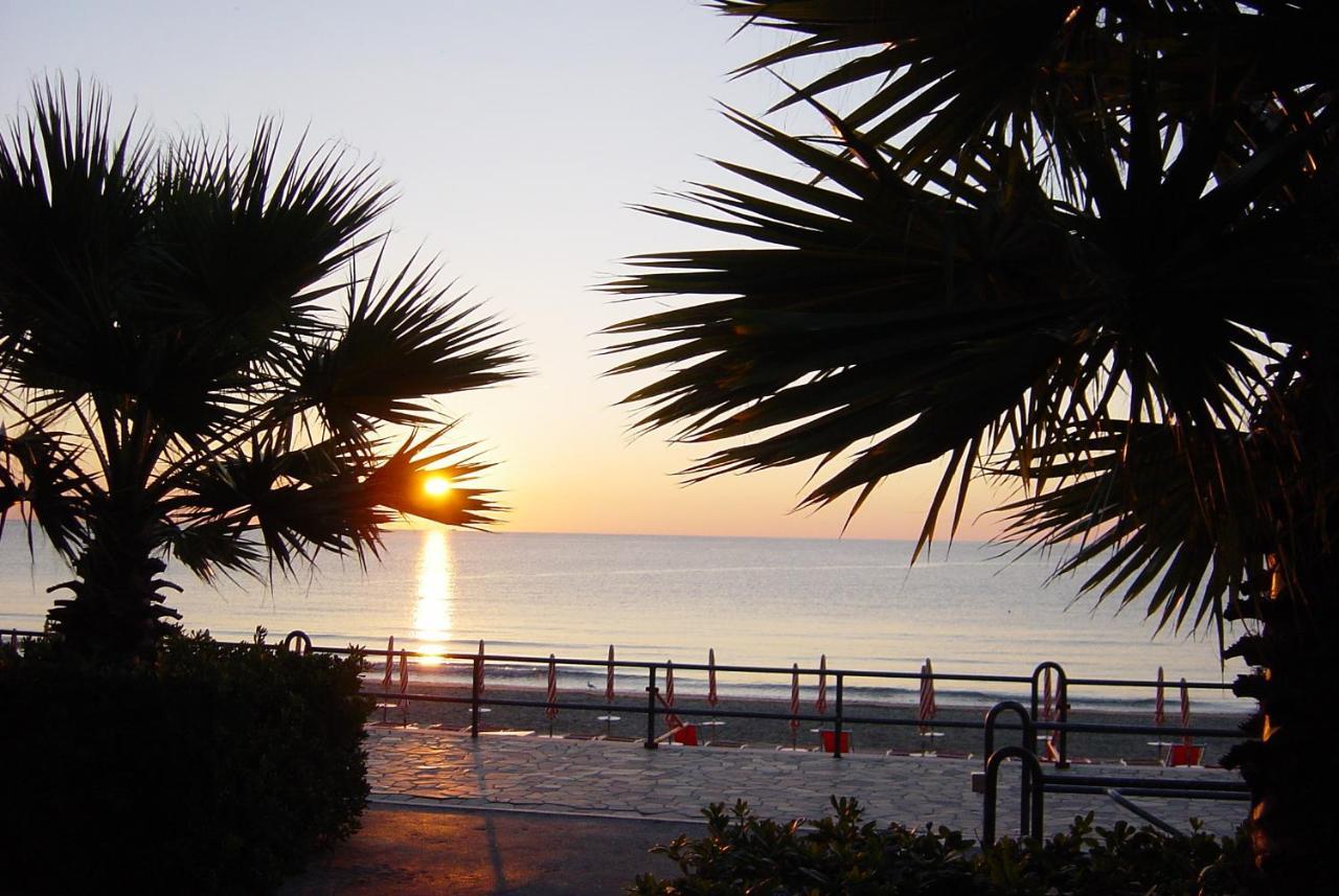 Hotel Beau Rivage Alassio Bagian luar foto