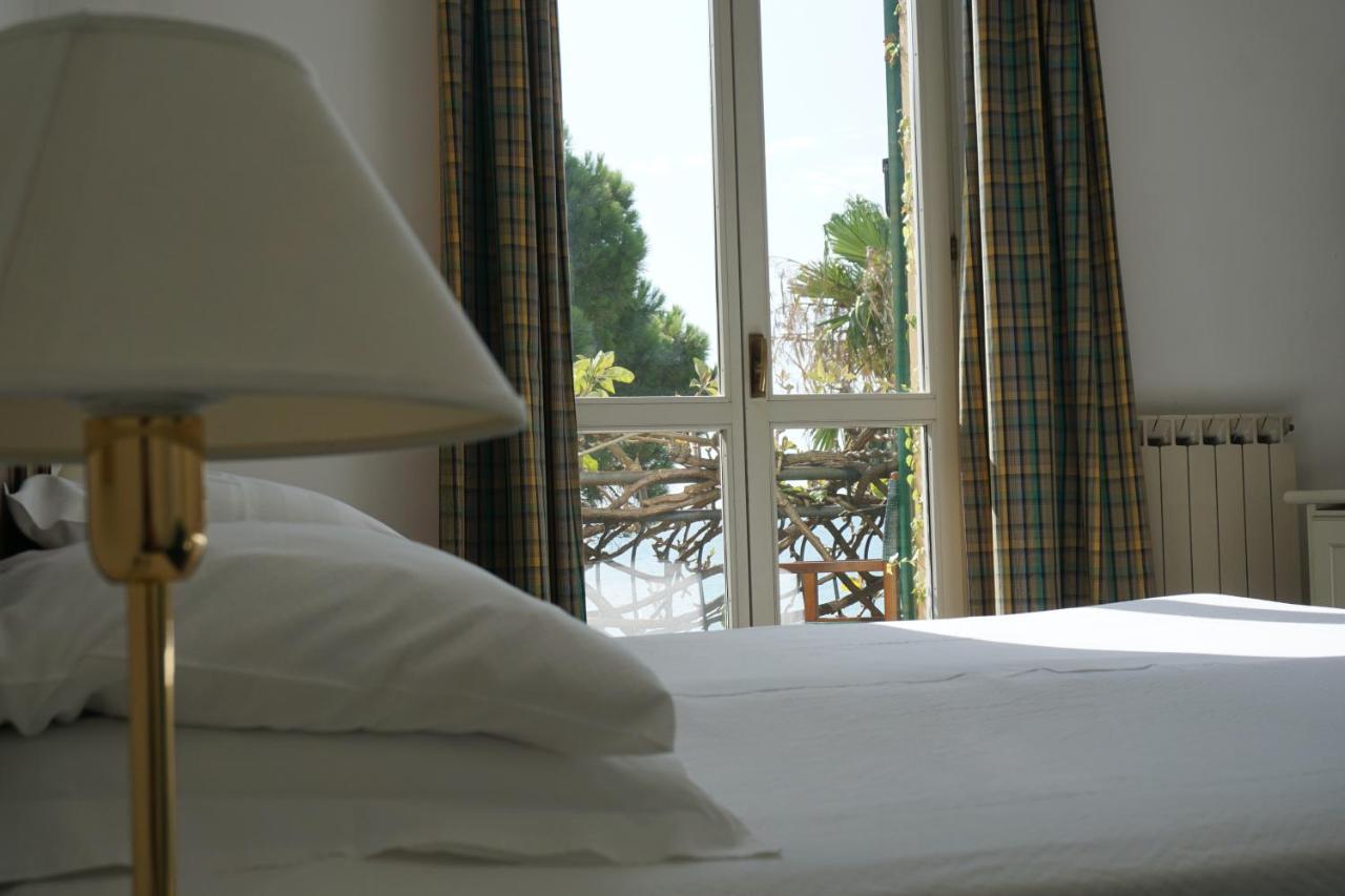 Hotel Beau Rivage Alassio Bagian luar foto