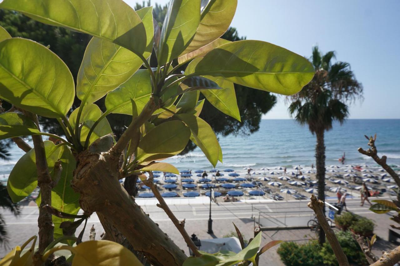 Hotel Beau Rivage Alassio Bagian luar foto