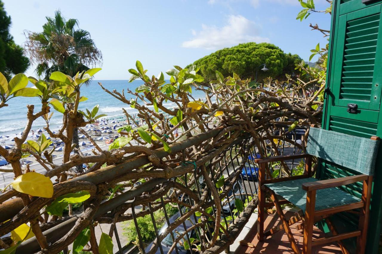 Hotel Beau Rivage Alassio Bagian luar foto