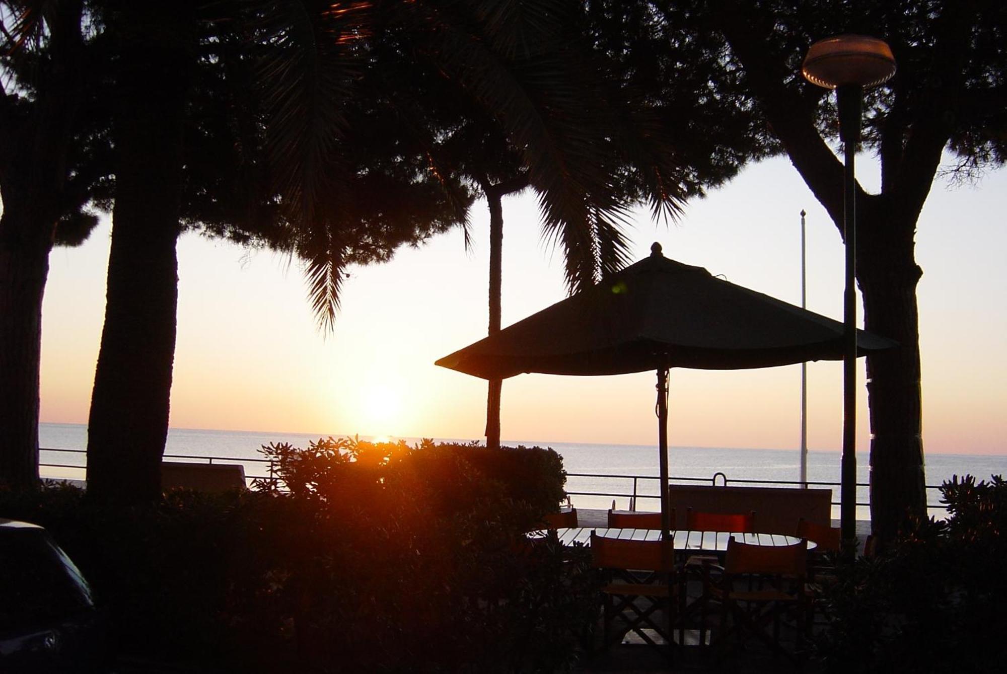 Hotel Beau Rivage Alassio Bagian luar foto