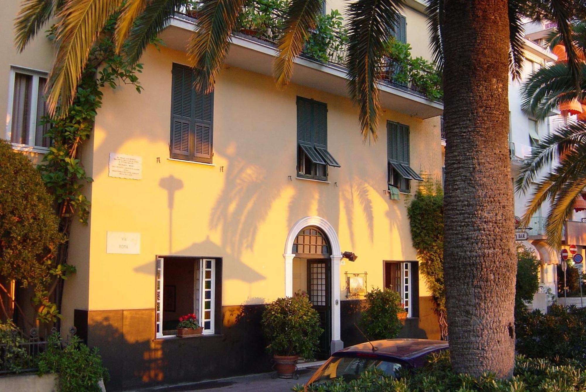 Hotel Beau Rivage Alassio Bagian luar foto