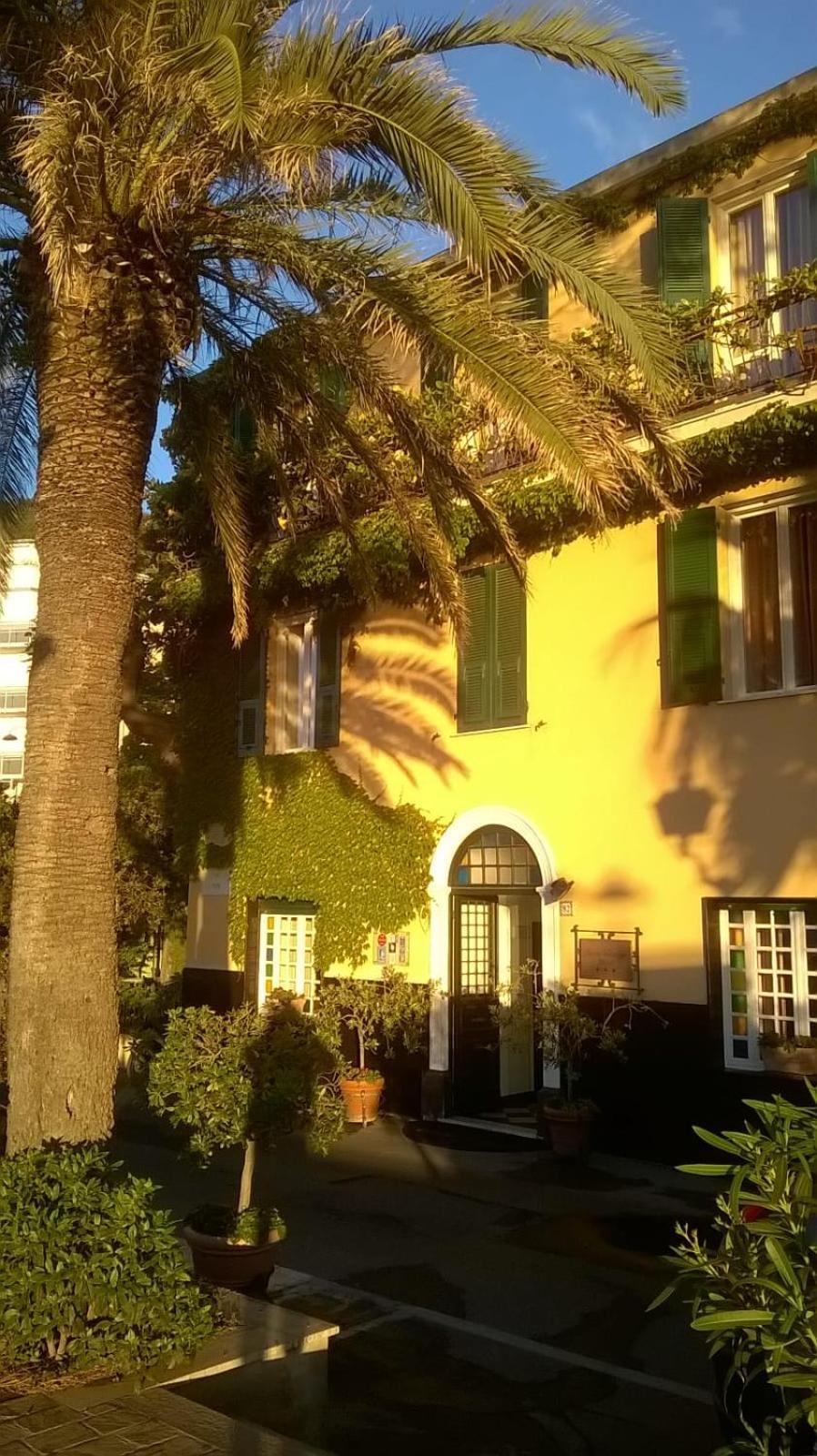 Hotel Beau Rivage Alassio Bagian luar foto