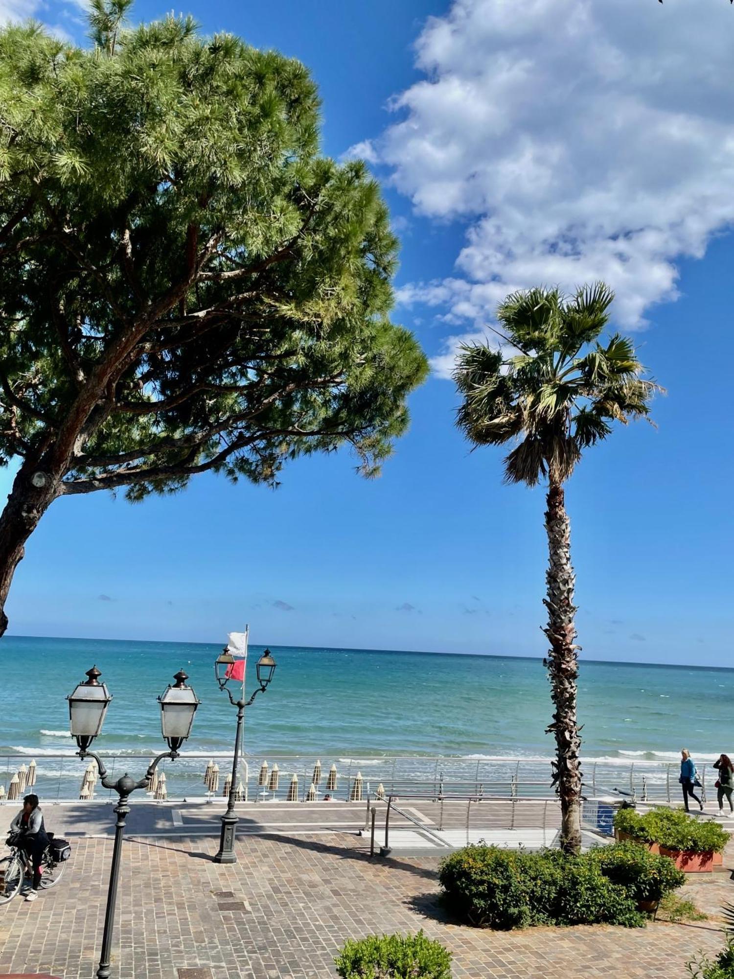 Hotel Beau Rivage Alassio Bagian luar foto