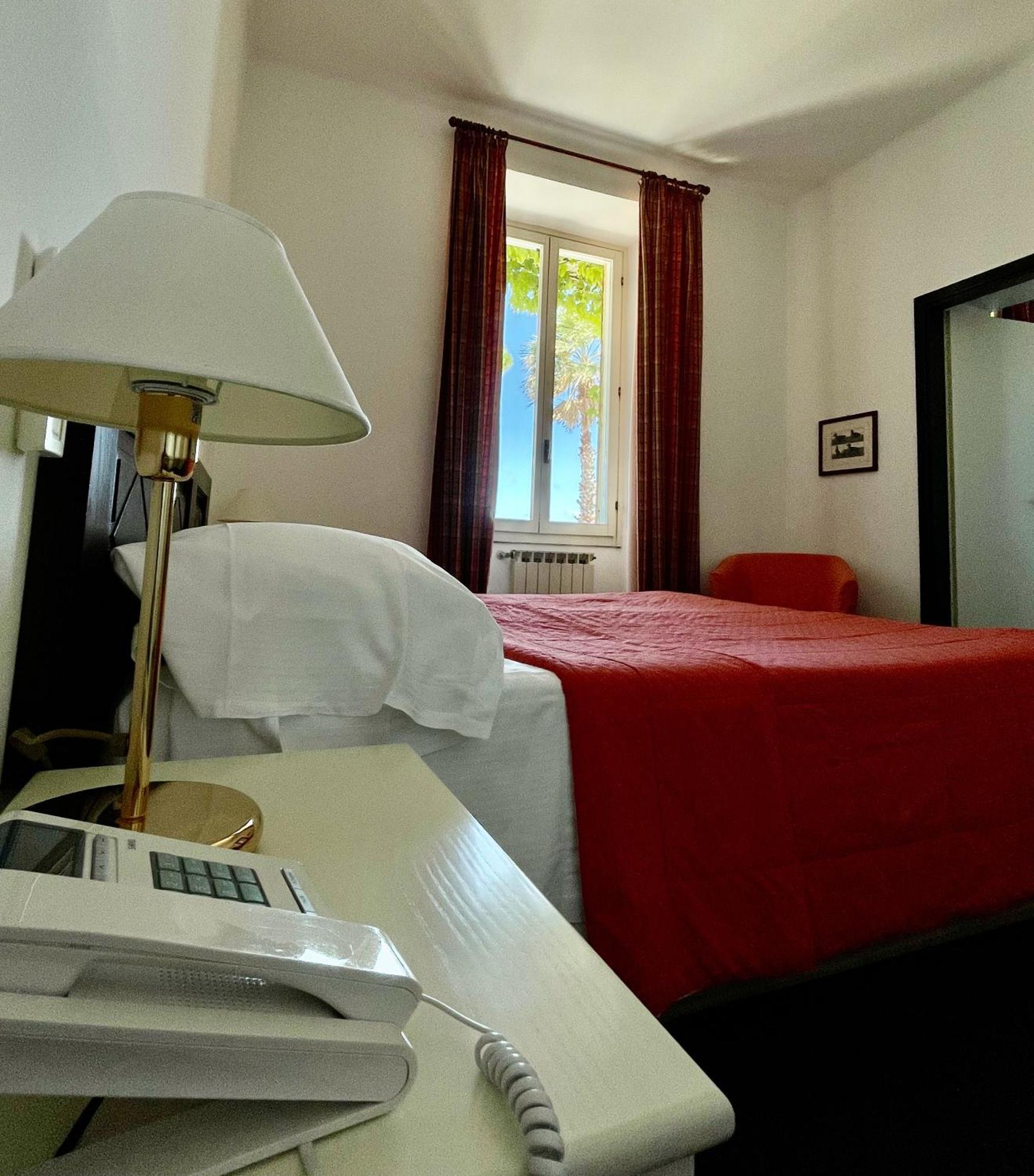 Hotel Beau Rivage Alassio Bagian luar foto