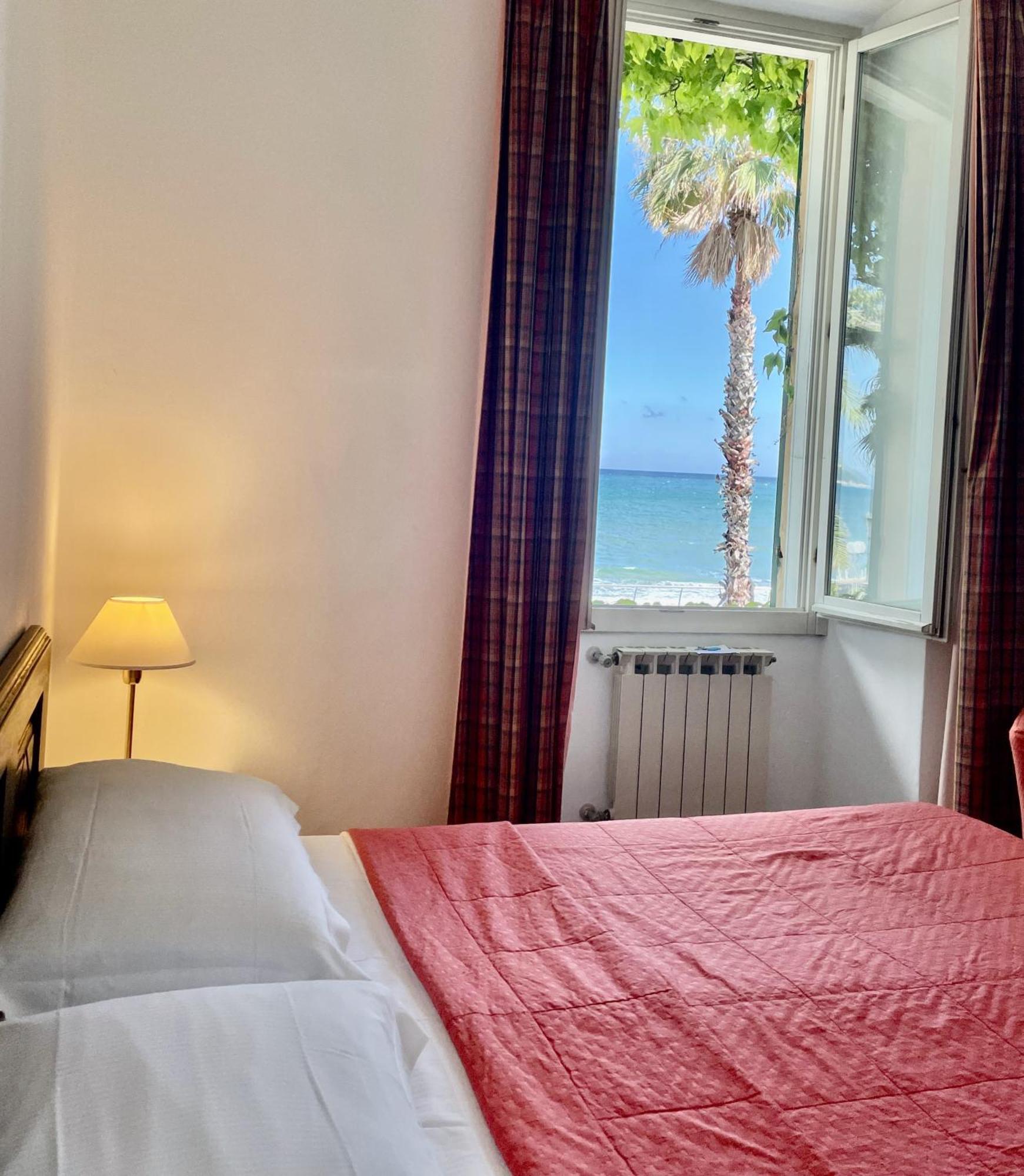 Hotel Beau Rivage Alassio Bagian luar foto