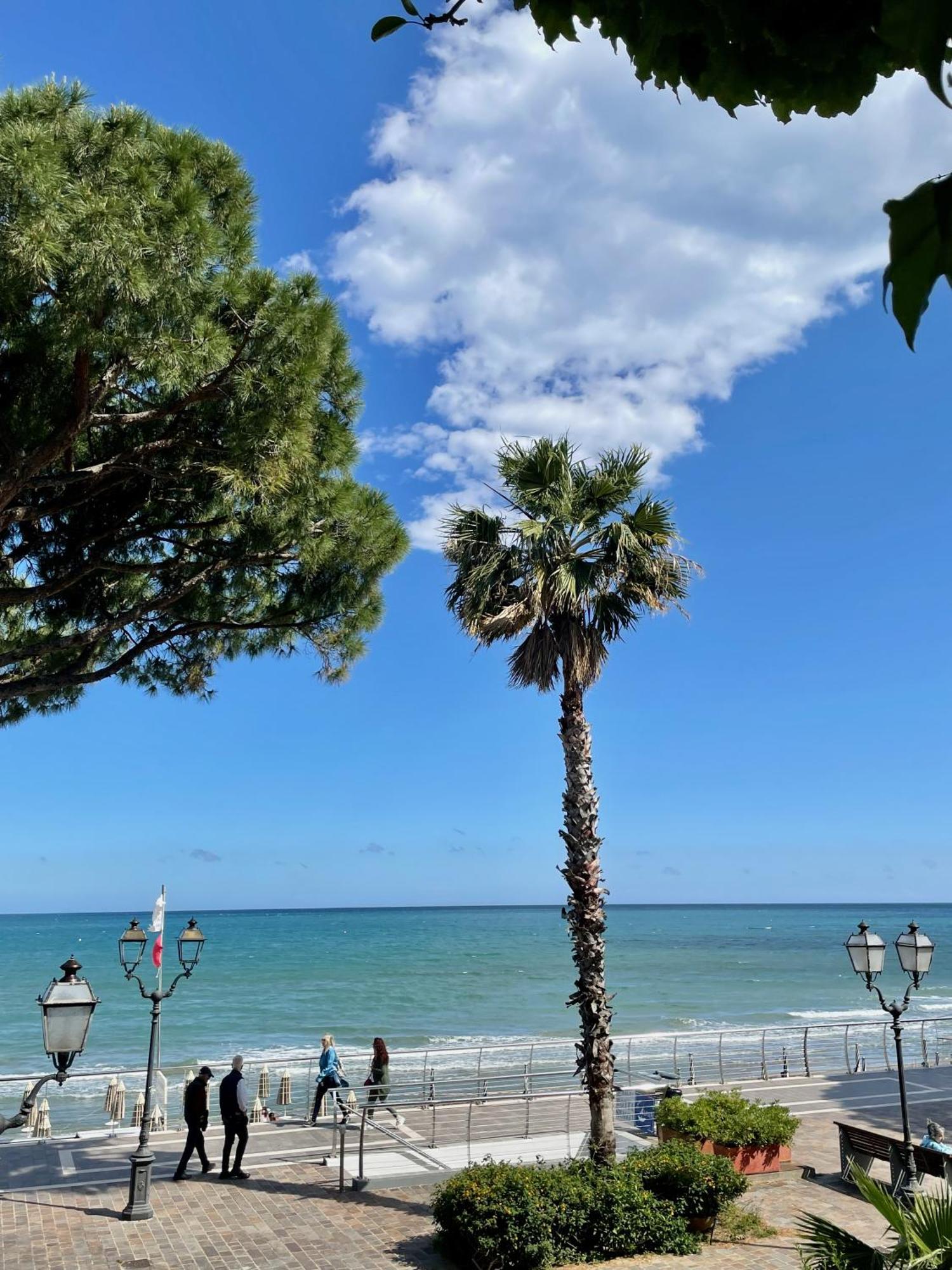 Hotel Beau Rivage Alassio Bagian luar foto