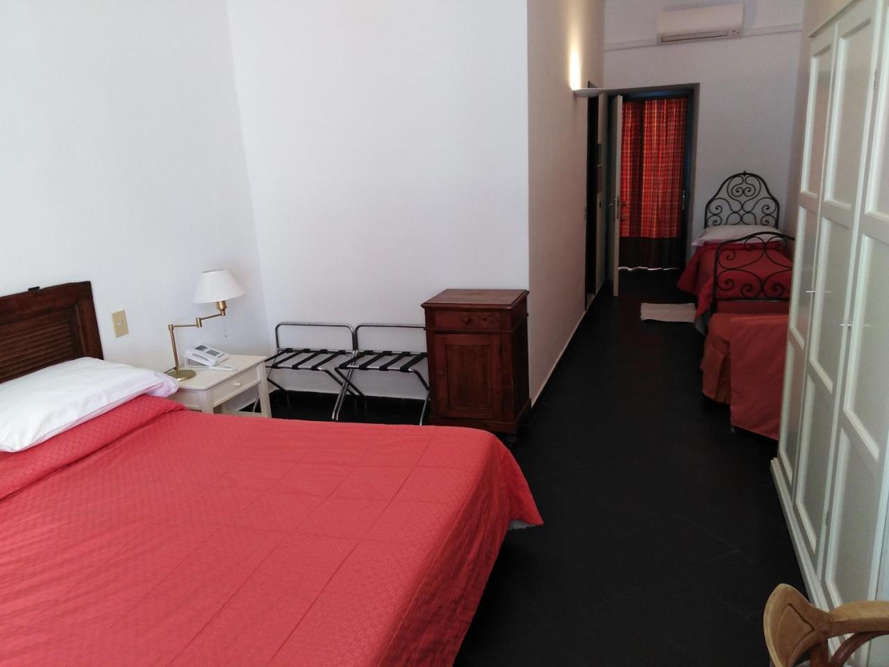 Hotel Beau Rivage Alassio Bagian luar foto